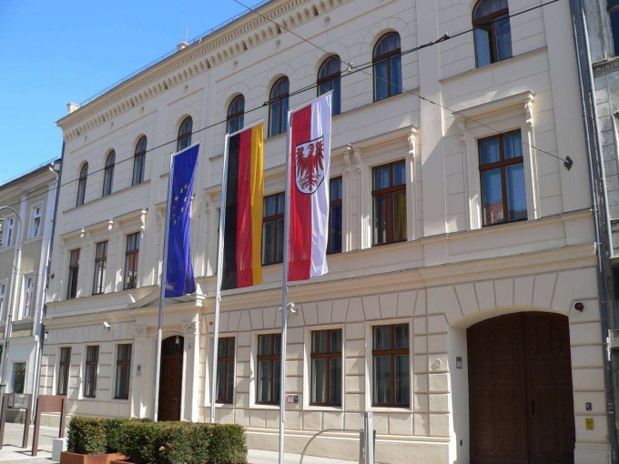 Dienstgebäudeansicht von der Steinstraße